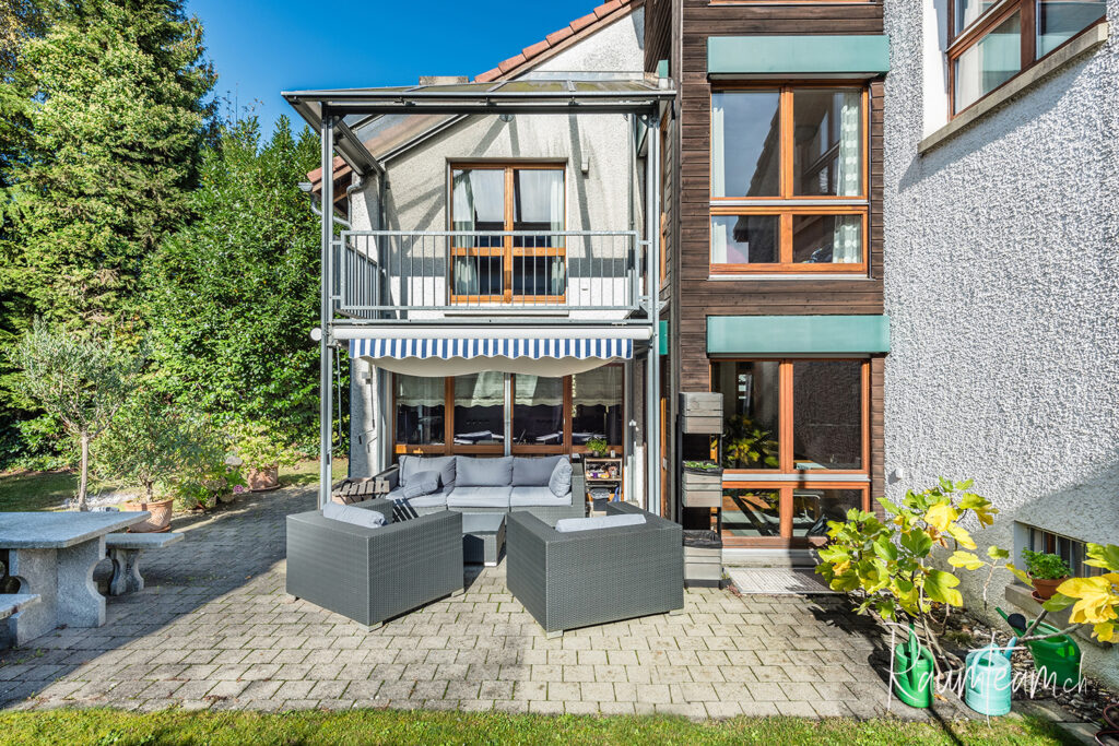 Haus Terrasse Balkon Holzfenster